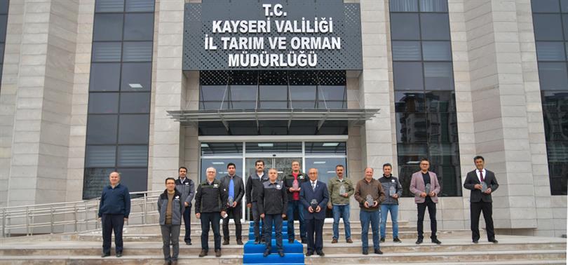 il mudurumuz deprem bolgesinde gonulluluk esasina gore gorev yapan personele tesekkur plaketi verdi